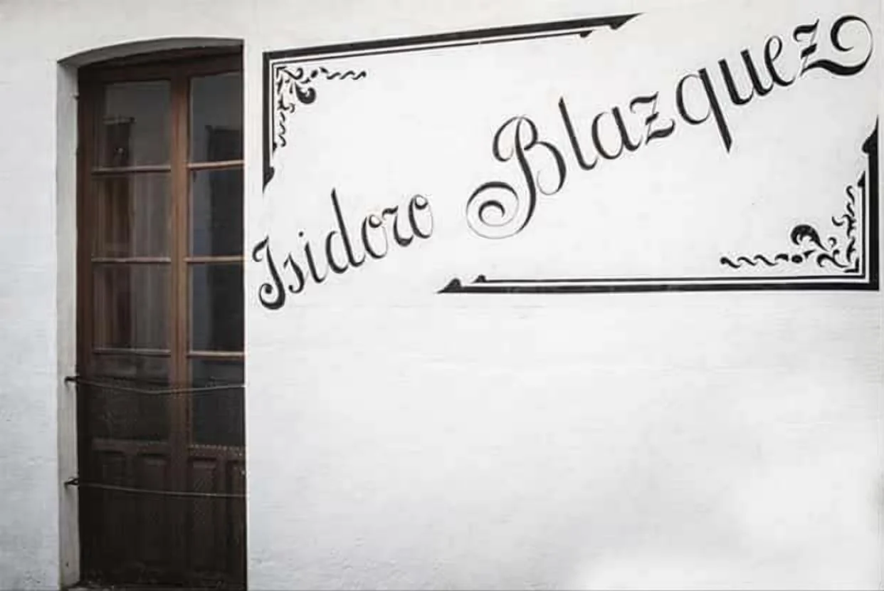 La façade historique « Isidoro Blázquez »